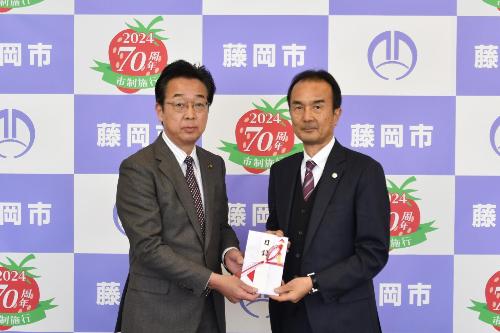 企業版ふるさと寄附金受領式の様子（株式会社チノー様）