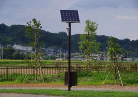太陽光発電と蓄電池によるハイブリット型のLED照明灯の写真